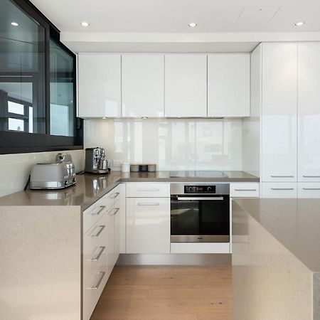 Superb Elevated Views Of Harbour With Heated Pool, Gym & Parking Appartement Mount Maunganui Buitenkant foto