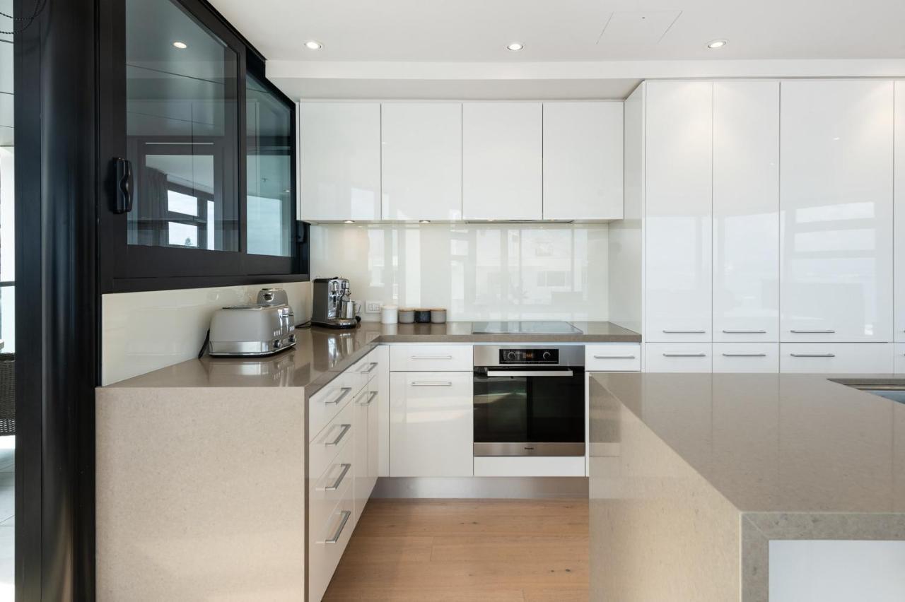 Superb Elevated Views Of Harbour With Heated Pool, Gym & Parking Appartement Mount Maunganui Buitenkant foto